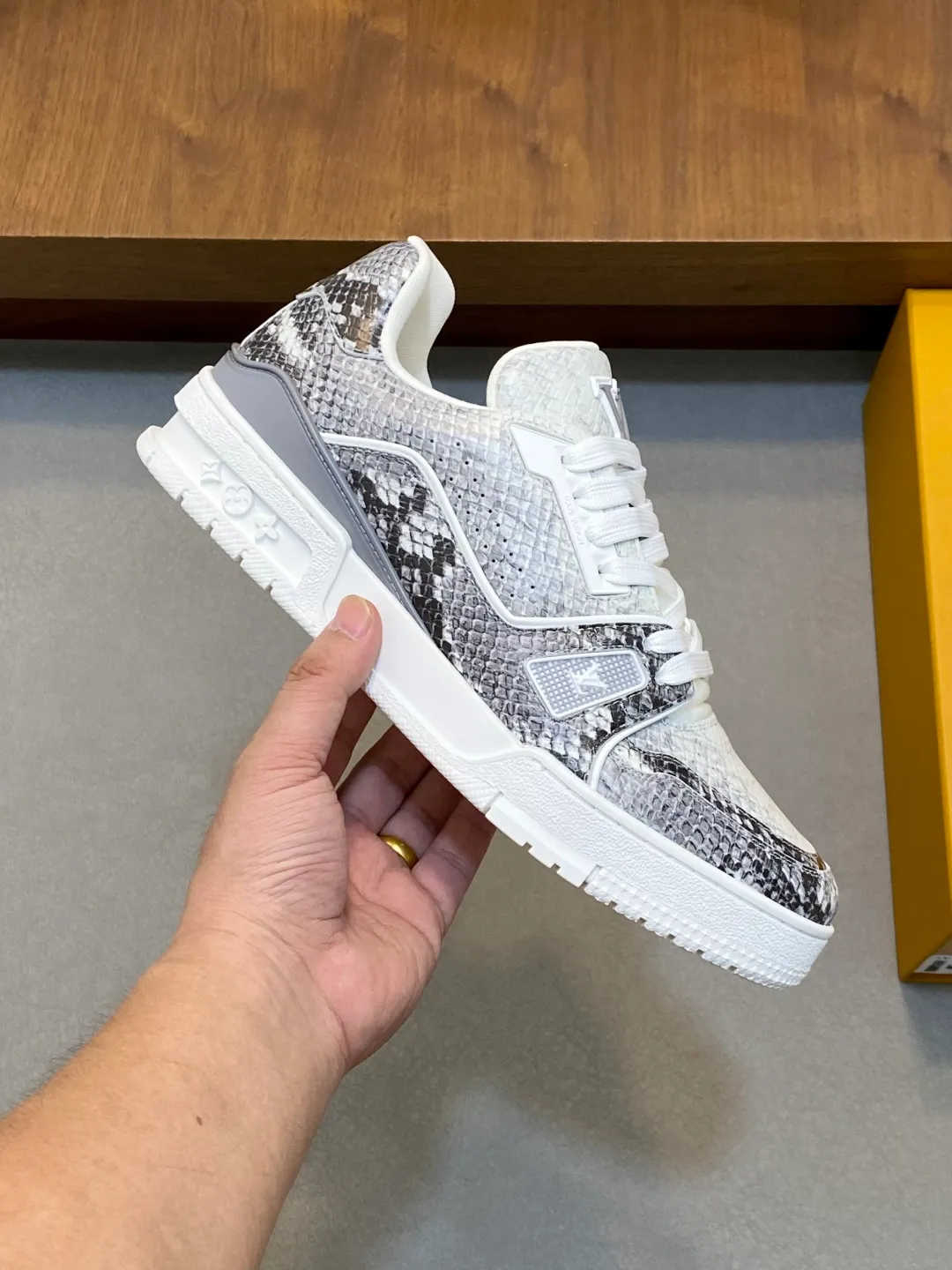 💰860 LV TRAINER python pattern sneakers for men are shipping. The early version of the LV Vuitton World official website is made of gorgeous snakeskin pattern and smooth cow leather, showing the creative inspiration drawn by menswear artistic director Virgil Abloh from retro basketball shoes. The handwritten Louis Vuitton logo is embossed to accentuate the complex structure of the upper. It is made of python textured leather and smooth calf leather. It is decorated with the handwritten Louis Vuitton logo and Vuitton logo on the side. The tongue is decorated with LV letters and the rear is decorated with the #54 logo. The classic rubber outsole is decorated with Monogram flowers. Needless to say, the comfort of Lujia's shoes is very masculine! Completely packaged! Size: 39-40-41-42-43-44 standard leather shoe size (38/45/46 can be customized and does not support returns)